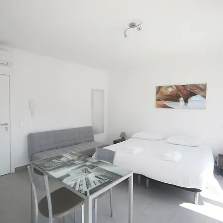 Lovely Swan 3* Lagos